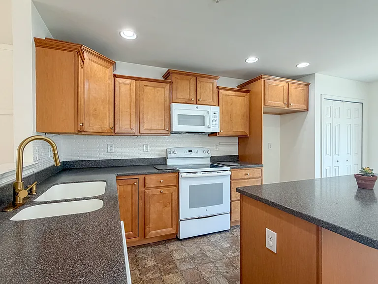 900 Cadwell Ln — Photo 11