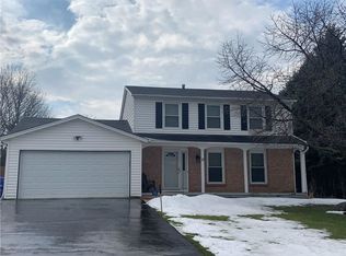 37 Woodedge Ln, Rochester, NY 14626