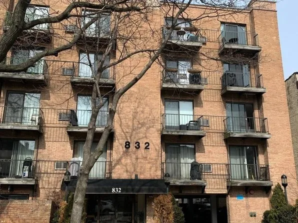 832 W Oakdale Ave, Chicago, IL 60657
