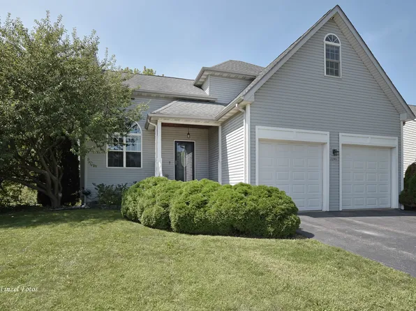 1290 Savanna Ln, Woodstock, IL 60098