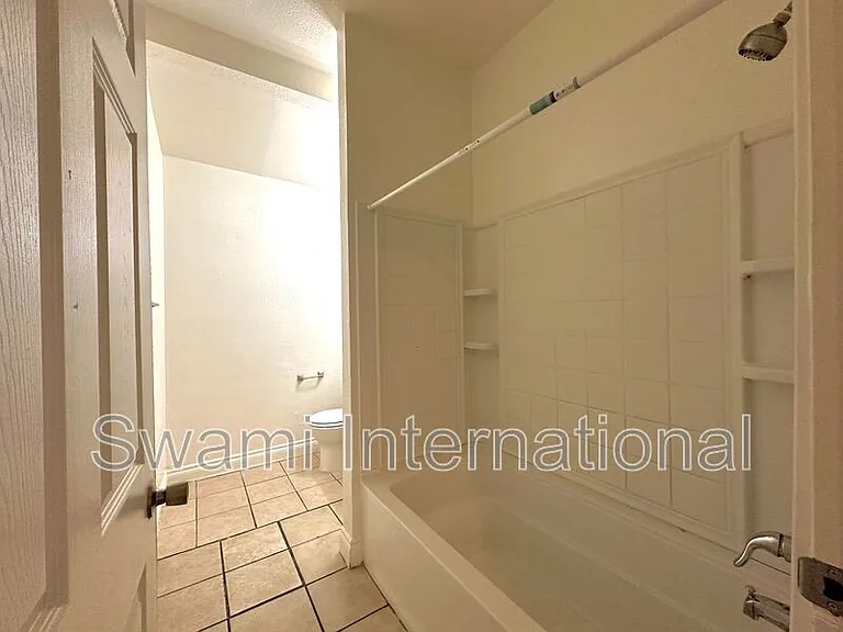 932 W 62nd St — Photo 13