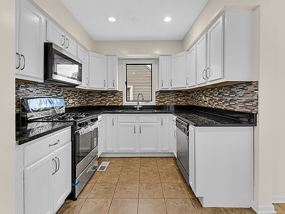 5th image of 17513 Community St