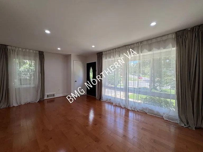 1909 Rollins Dr — Photo 6