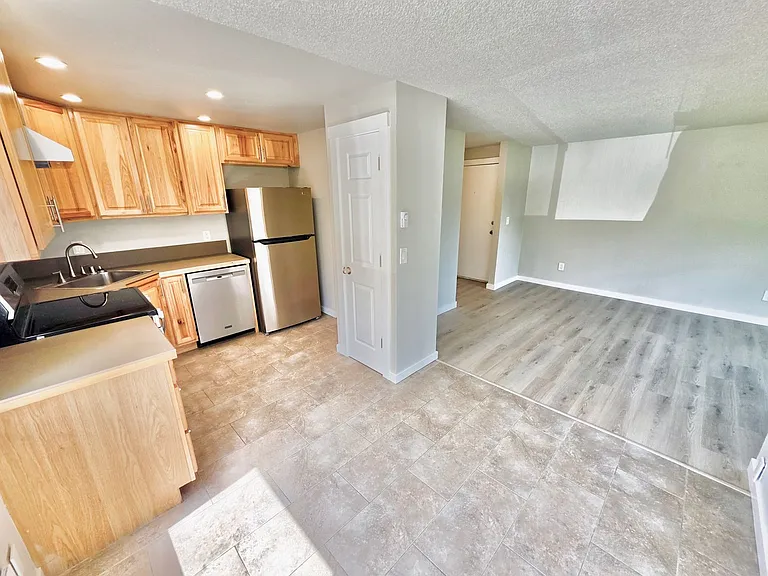 Luminous & Spacious apartments with Private Balcony in Tacoma — Photo 7