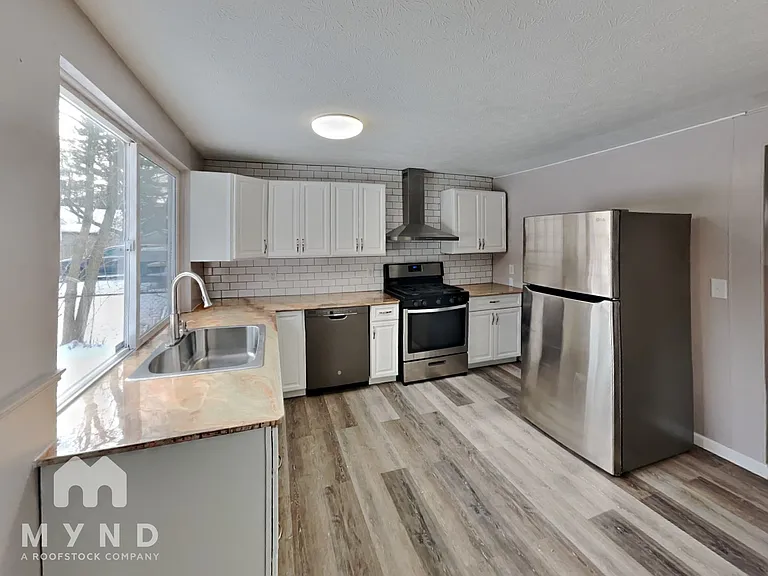 2270 Cardston Dr — Photo 2