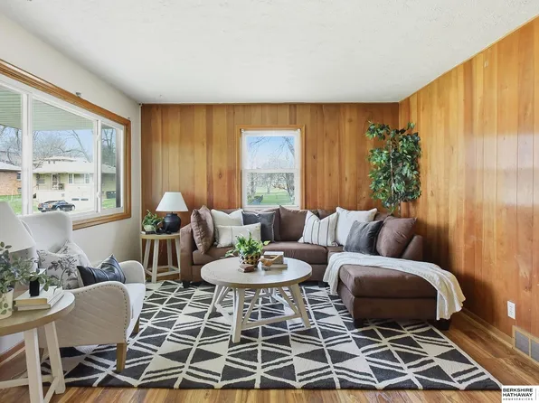 5621 Charles St, Omaha, NE 68132