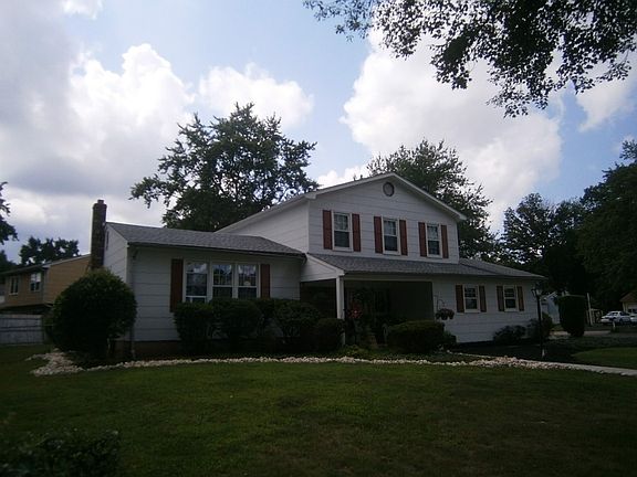 4th image of 77 Colleen Cir