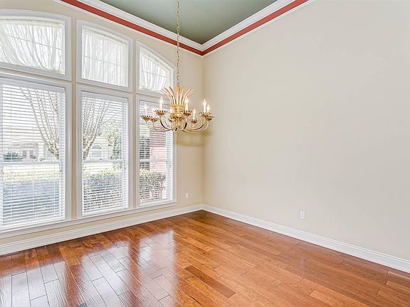 5th image of 1086 Kelton Blvd