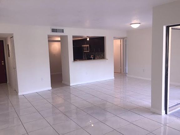 OVERSIZE LIVING/DINING AREA