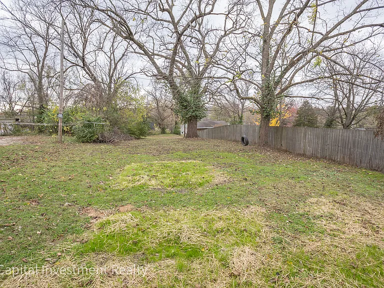 1120 E McCarty St — Photo 25