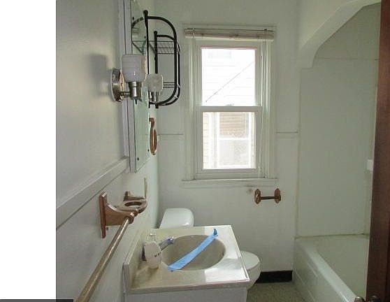 5th image of 791 Hoyt Ave W