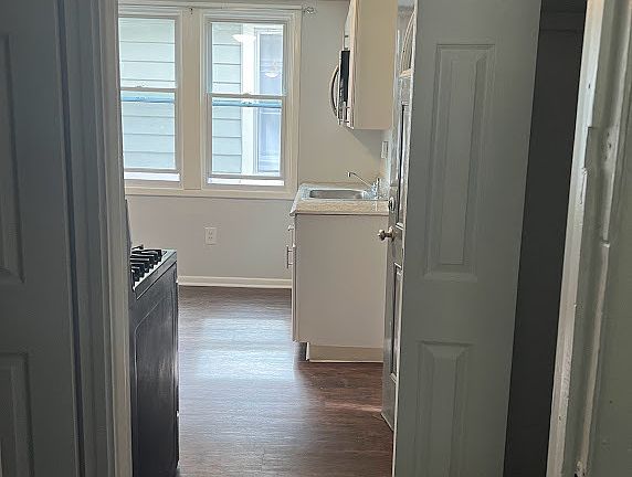 3rd image of 136 Parkdale Ave APT 4