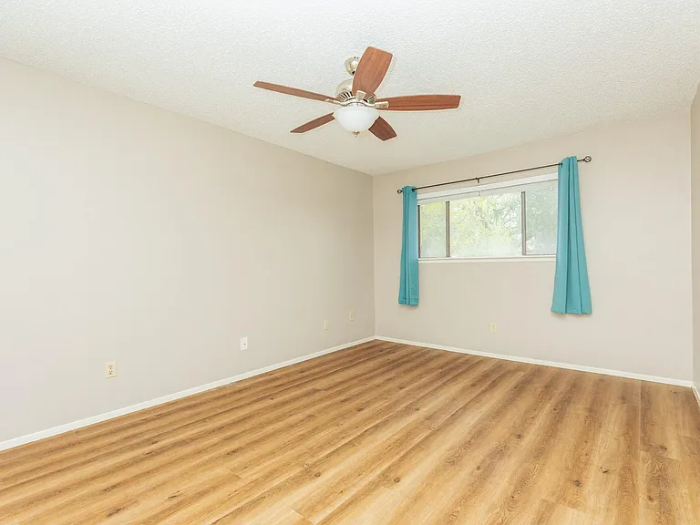 7128 N Holiday Dr — Photo 24