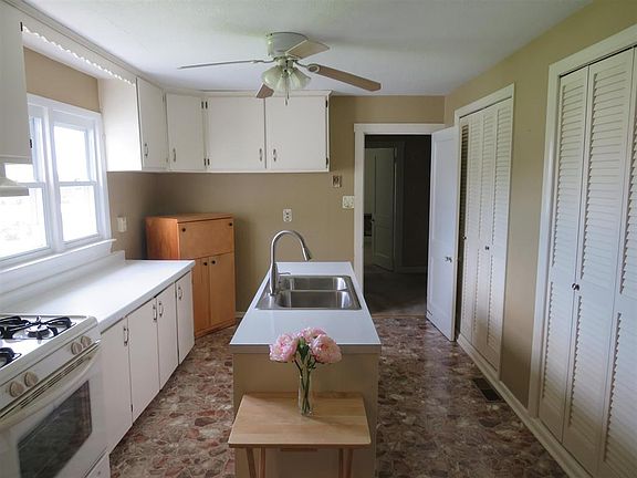 4th image of 155 Davies Dr
