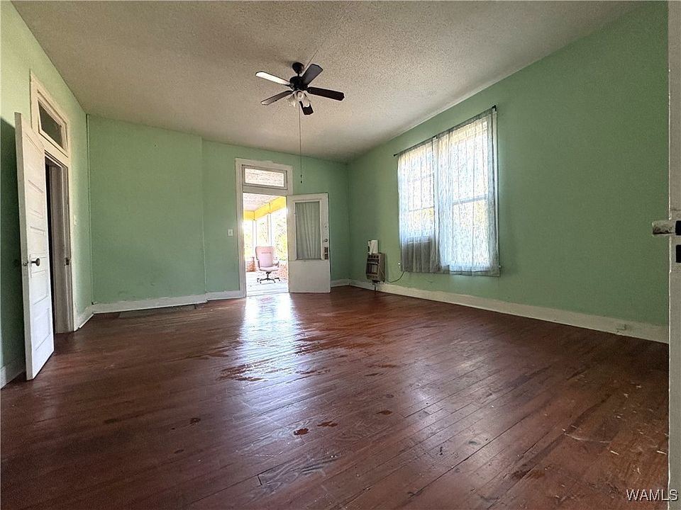 7th image of 203 3rd St SE