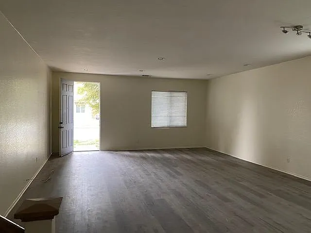 5 bed, 2.5 bath, 2717 sqft, $3,800 — Photo 3