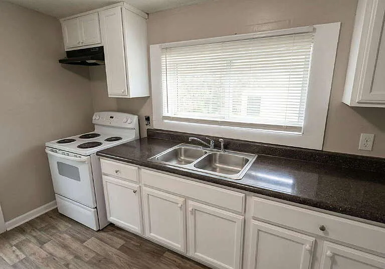 218 Irving Ave — Photo 5