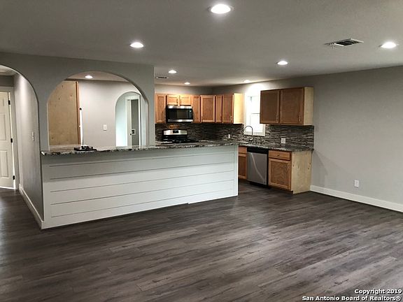 3rd image of 607 N Esplanade St