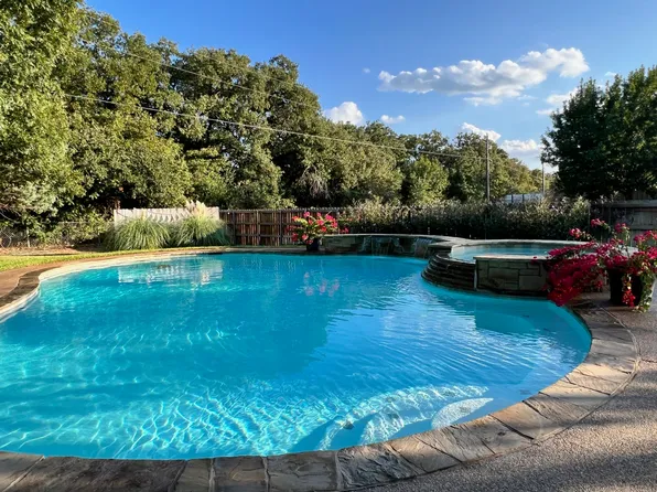 218 Palmer Dr, Comanche, TX 76442