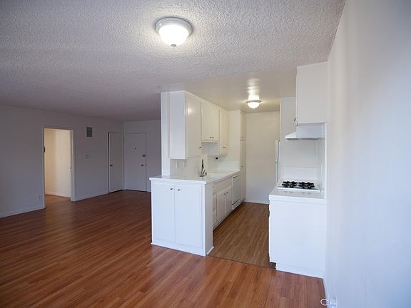 4th image of 7012 Lanewood Ave #211