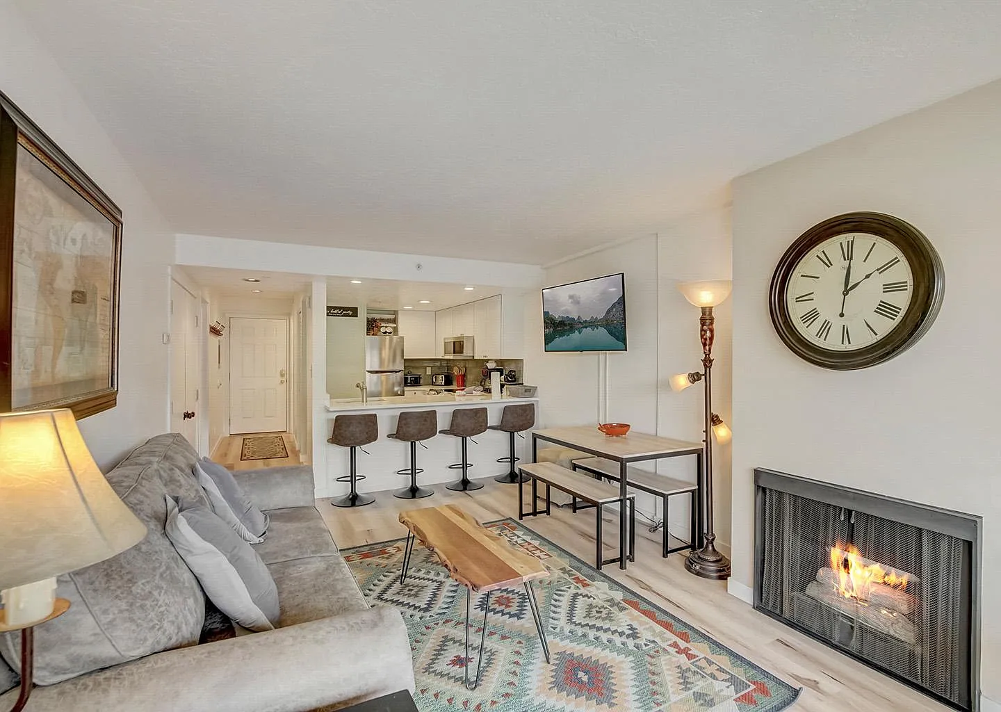 2 bed, 735 sqft, $3,200 — Photo 3