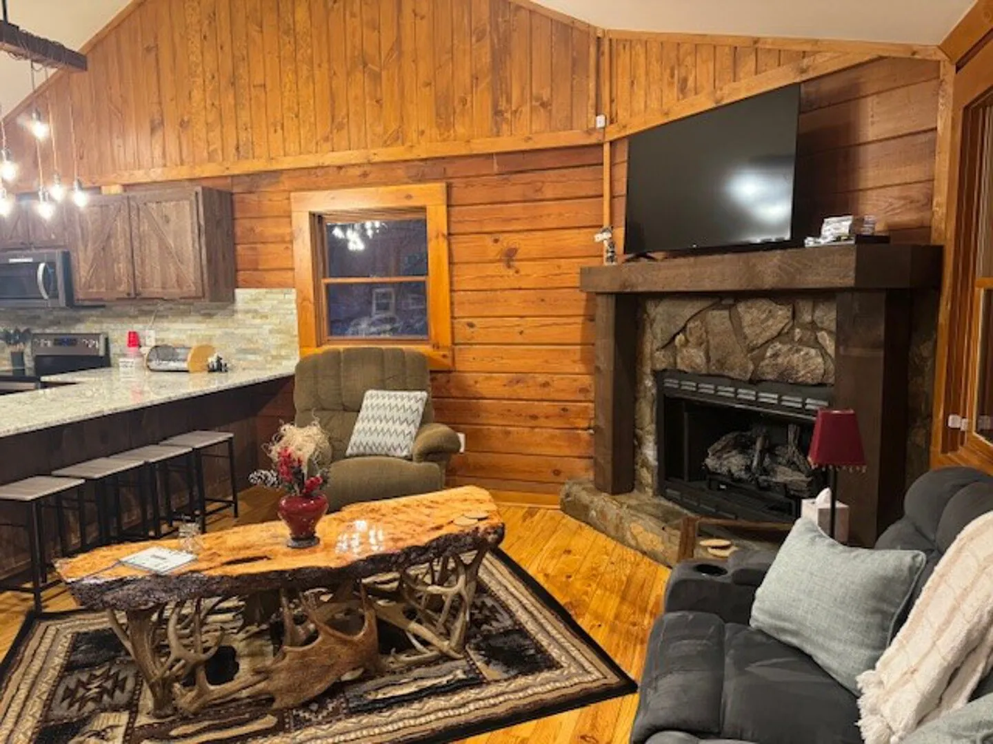 Beautiful Authentic Log Cabin in Blue Ridge GA — Photo 4