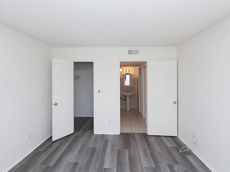 330 Chapel Ave #105 — Photo 4
