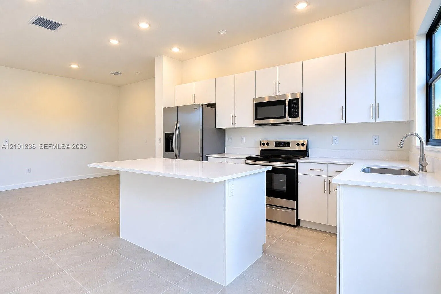 3 bed, 3.0 bath, 1328 sqft, $2,640 — Photo 4