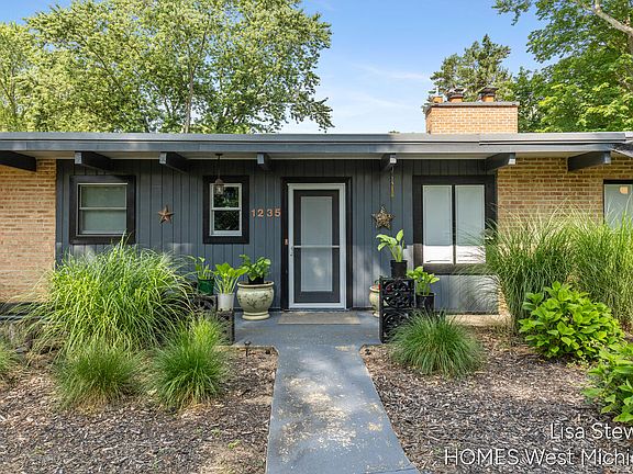 4th image of 1235 Thornapple River Dr SE