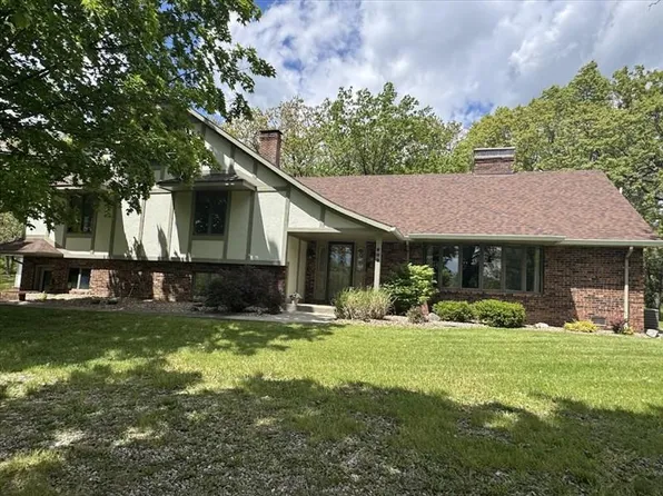 809 Holman Ln, Macon, MO 63552