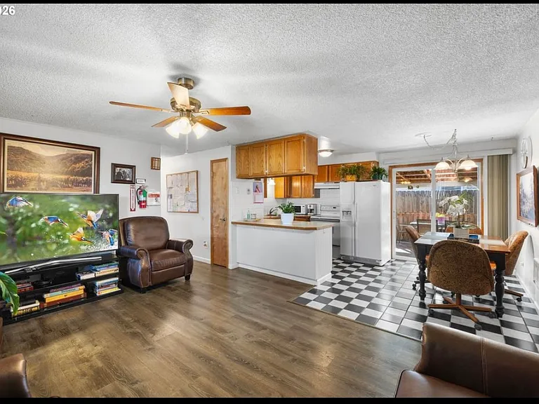 1480 NE Kane Dr — Photo 4