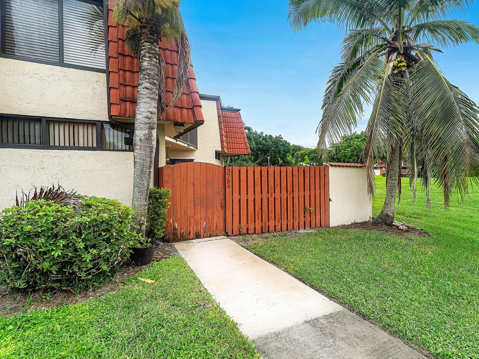 2 bed, 2.5 bath, 1218 sqft, $2,300 — Photo 3