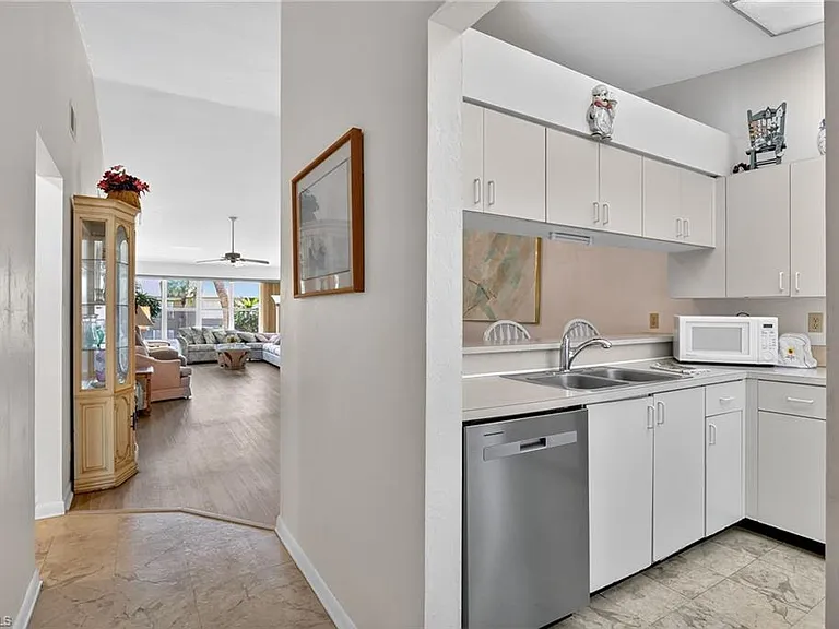 4210 Looking Glass Ln #4210 — Photo 13