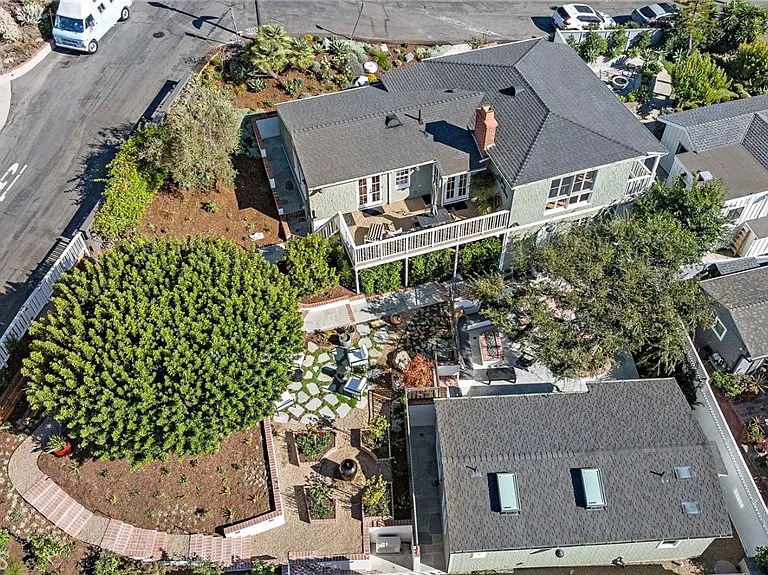 690 Cuprien Way — Photo 3