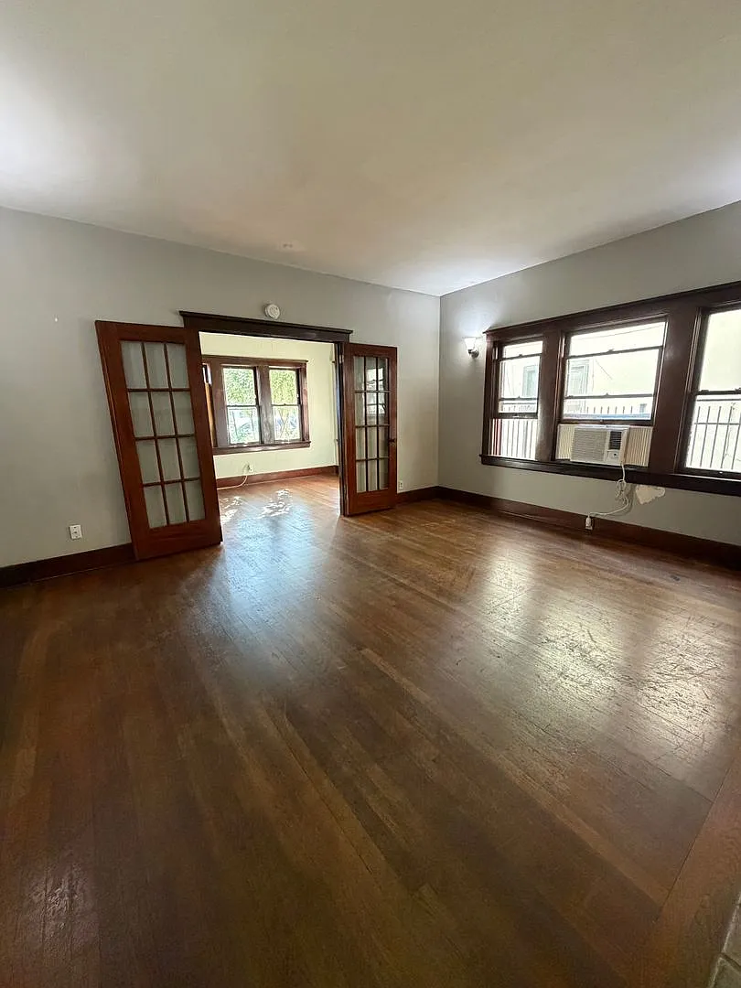 1561 N Van Ness Ave — Photo 2