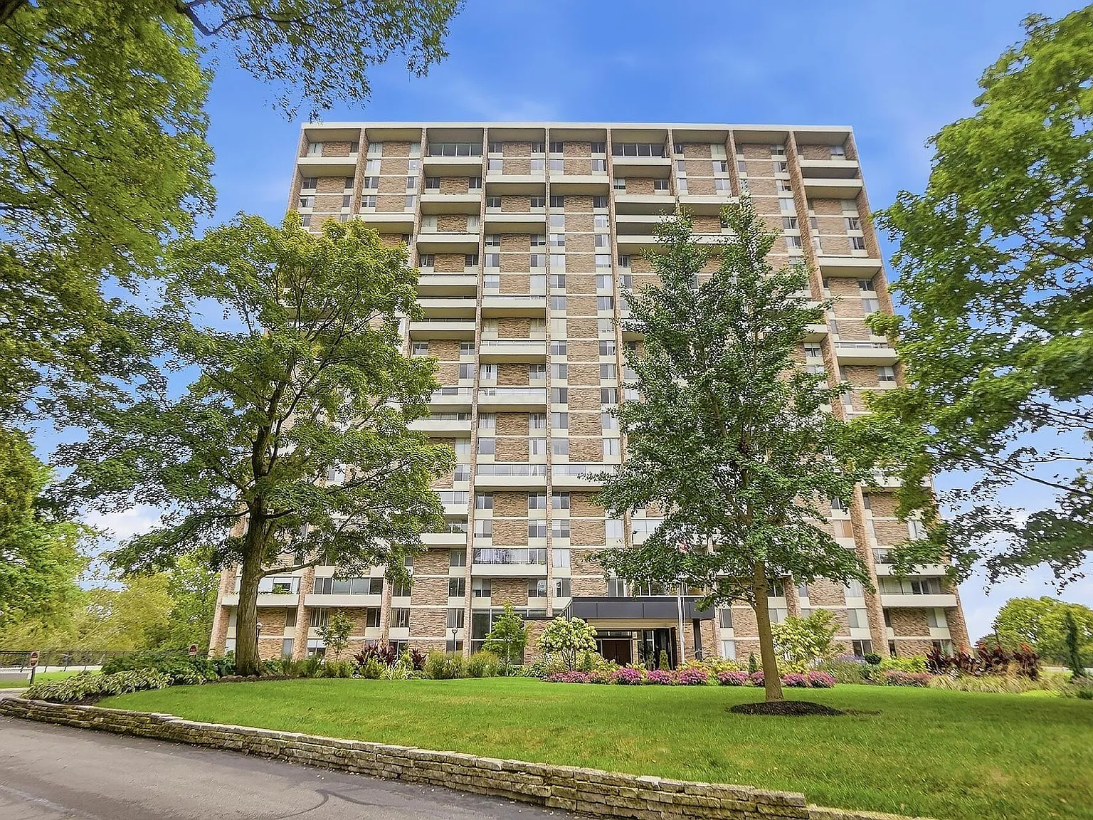2 bed, 1.5 bath, 1200 sqft, $2,500 — Photo 2