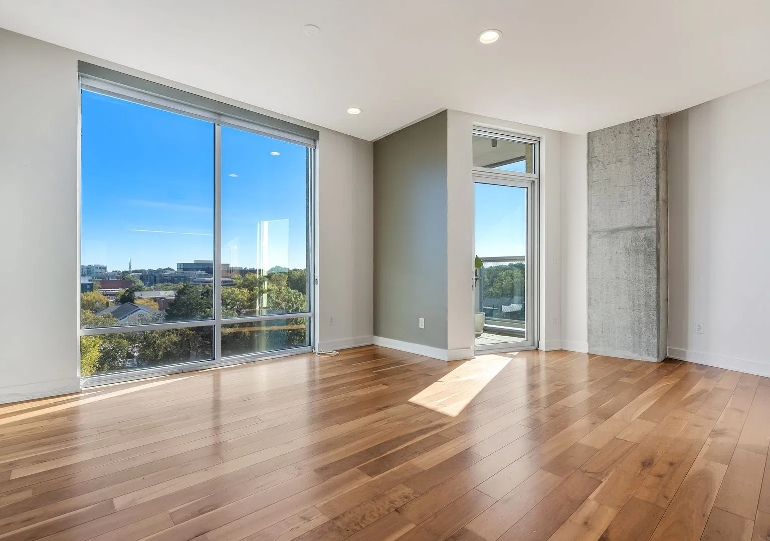 Beautiful luxury Condo, Miles of views in the Heart of Downtown Chapel Hill — Photo 3