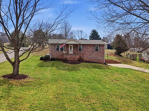 3rd image of 102 Clovercroft Dr