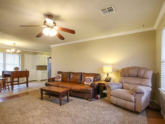 4th image of 608 W 47th Pl S