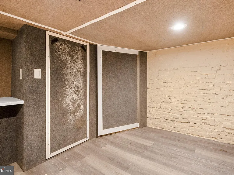 1123 W Lombard St — Photo 44
