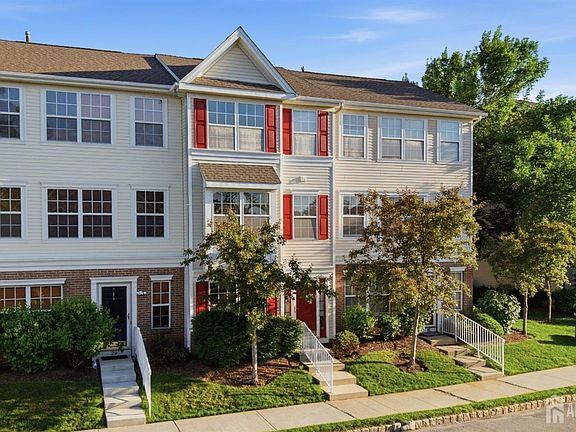 2nd image of 27 Woodlake Dr