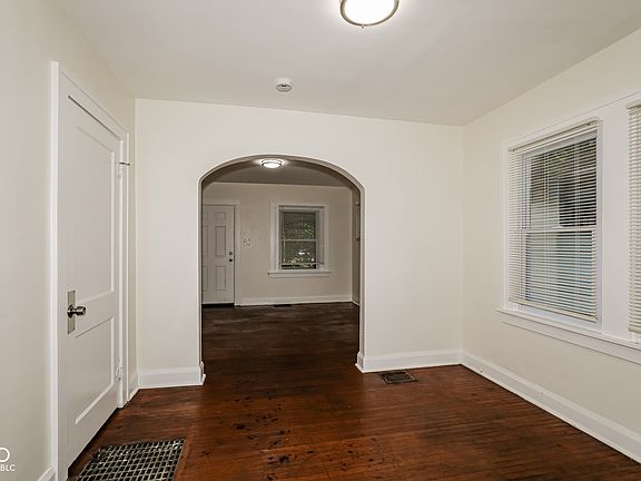 5th image of 927 N Chester Ave