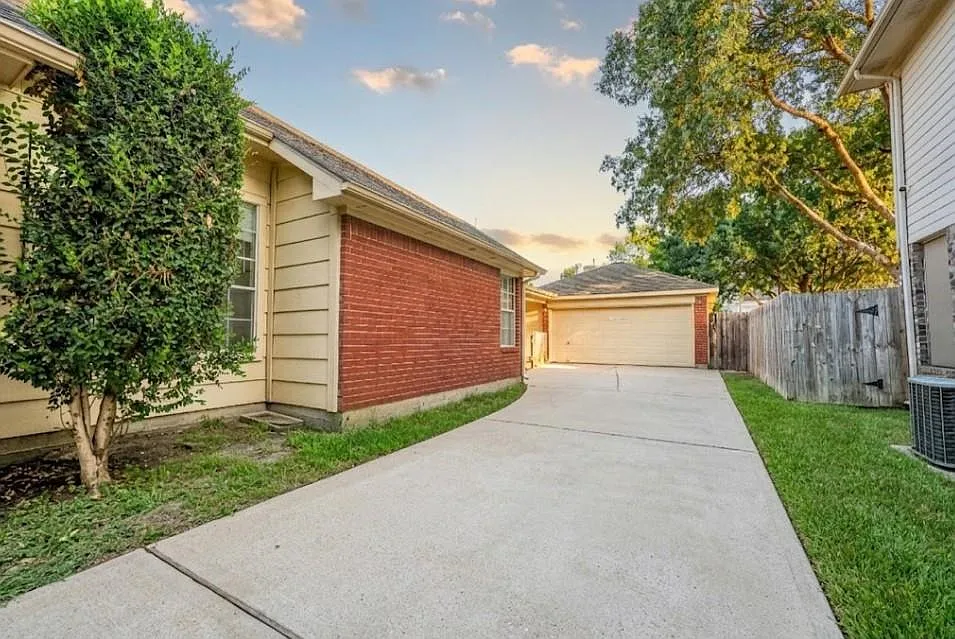 4 bed, 2.0 bath, 2524 sqft, $2,200 — Photo 4