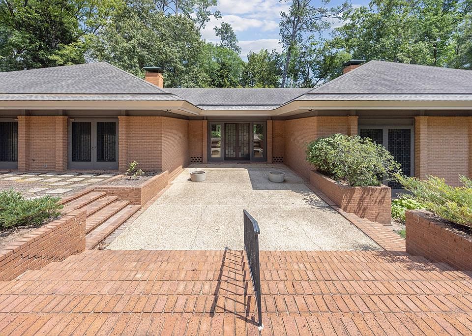 1st image of 2718 Averett Dr