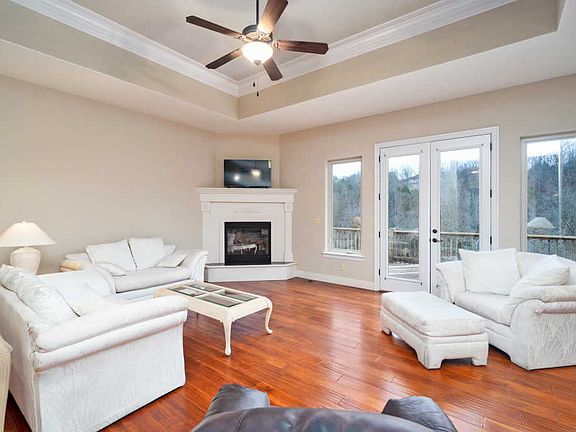 3rd image of 204 Ashwood Ln