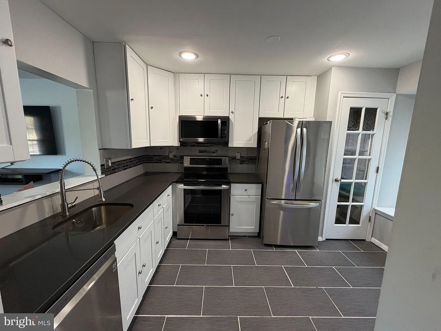 3 bed, 3.0 bath, 1080 sqft, $2,600 — Photo 4