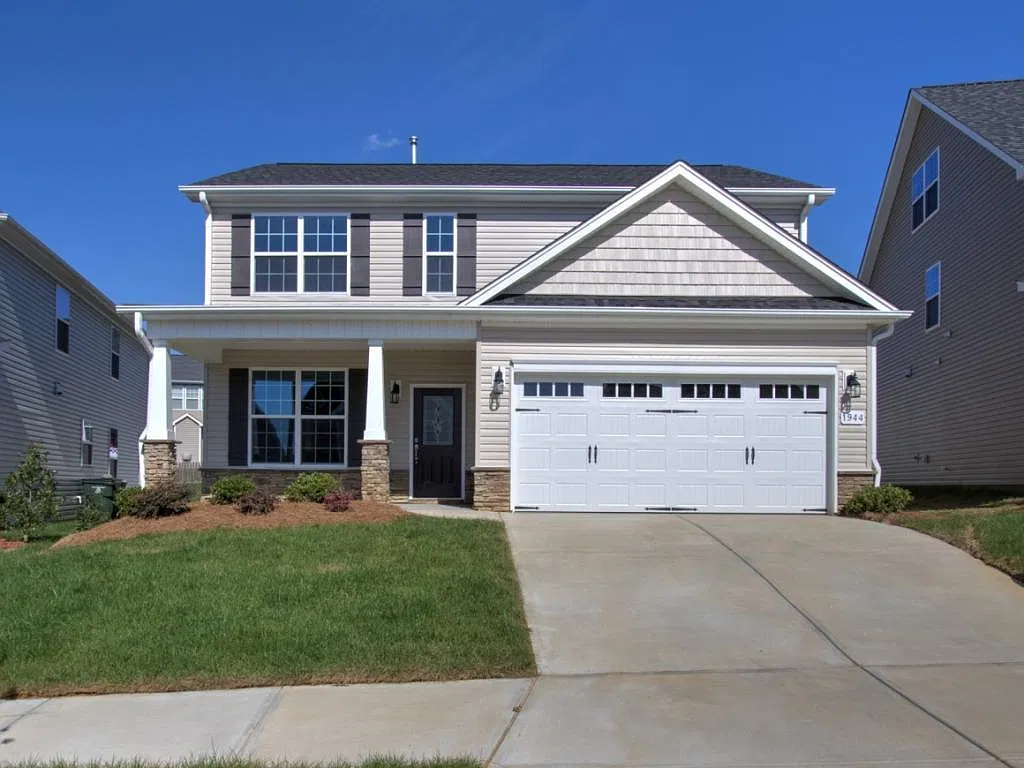4 bed, 2.5 bath, 2011 sqft, $2,400 — Photo 1