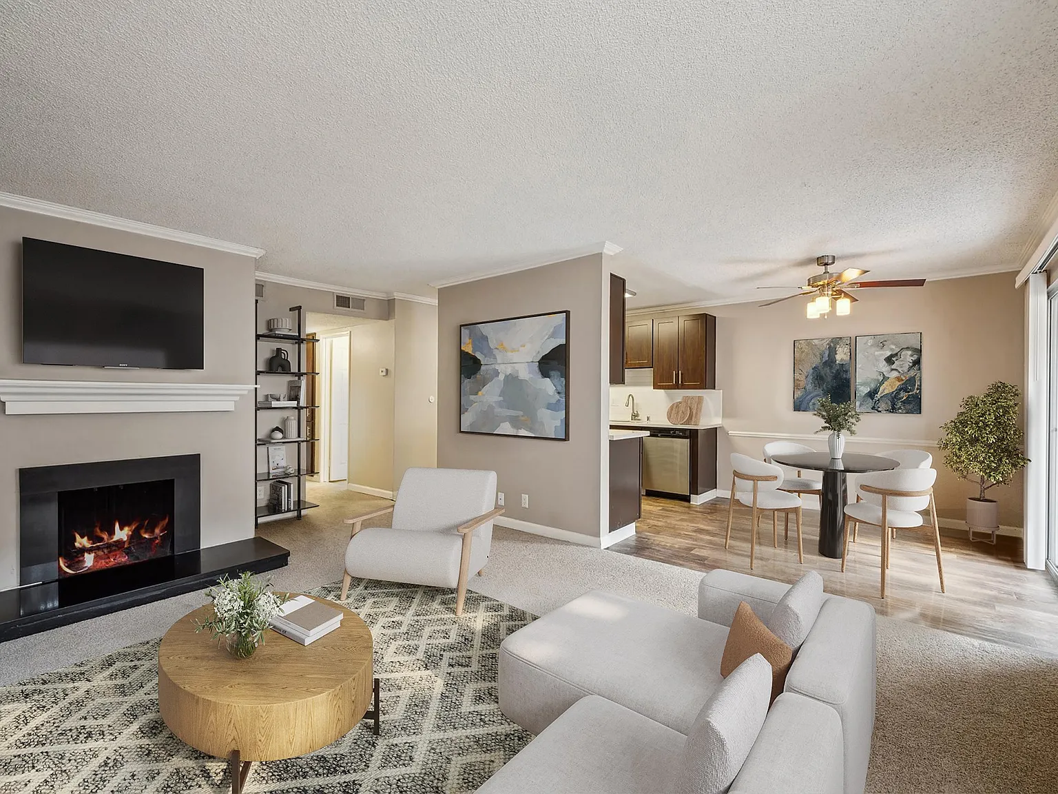 La Valencia Apartment Homes — Photo 1