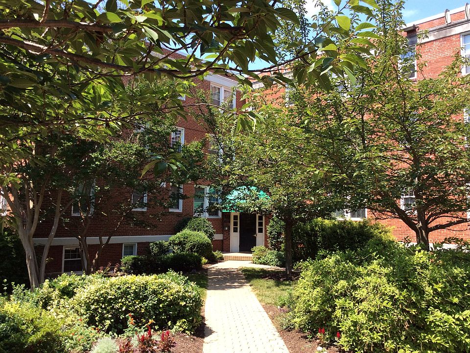 The Arbors of Arlington - Garden Courtyard Setting