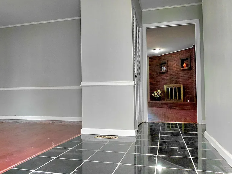 874 Hollyridge Dr — Photo 2